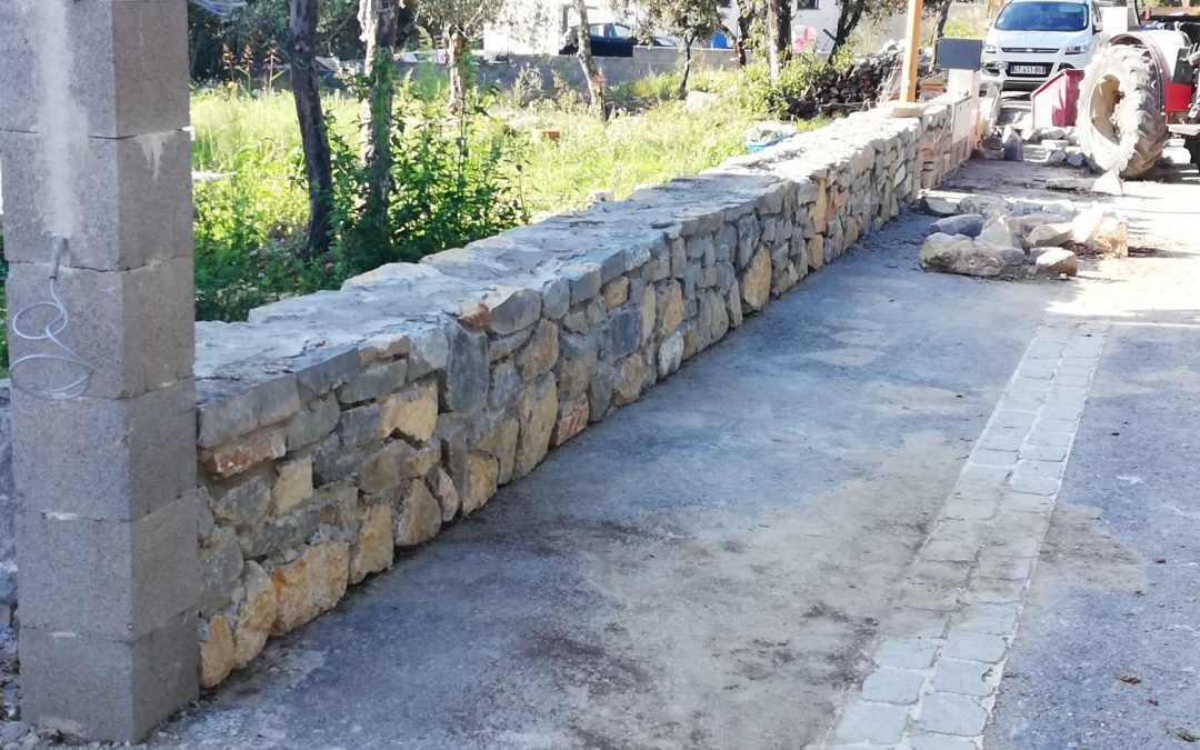 Mur de clôture en pierre sèche à Garrigues